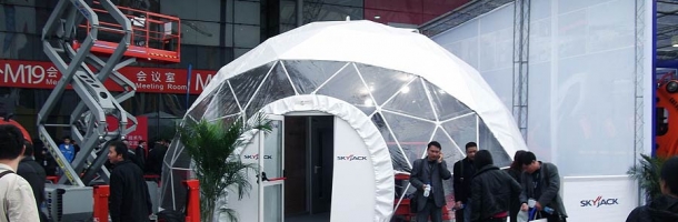 Innowacyjna struktura F50 - SkyJack na Bauma China, Szanghaj Chiny