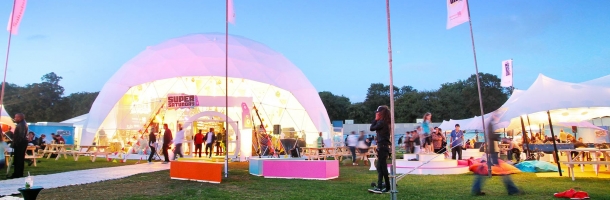 Strefa VIP w namiocie sferycznym Freedome 300 na festiwalu Sainsburys Super Saturday