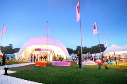 Strefa VIP w namiocie sferycznym Freedome 300 na festiwalu Sainsburys Super Saturday