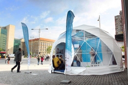 Hala namiotowa F30 przed Pasażem Grunwaldzkim we Wrocławiu