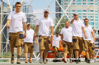Ekipa Freedomes podczas montażu w Dubaju