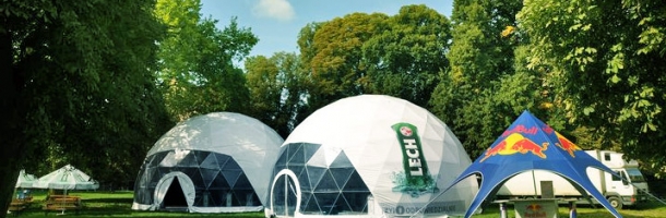 Festival Elektrocity Lubiąż - dwie struktury sferyczne Freedomes