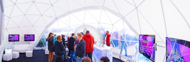 Strefa sponsora w namiocie sferycznym na festiwalu Londyn