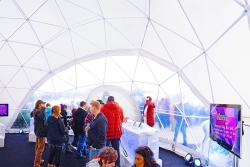 Strefa sponsora w namiocie sferycznym na festiwalu Londyn