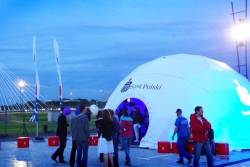 Tymczasowy branding z logo PKO Bank Polski umieszczony na strukturze F75