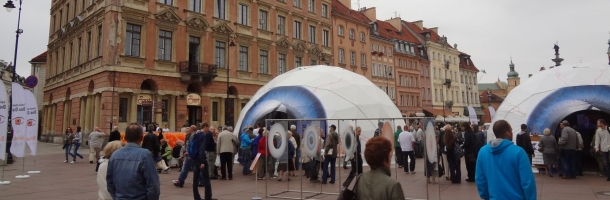 Krakowskie Przedmieścia w Warszawie i dwie struktury sferyczne firmy Freedomes