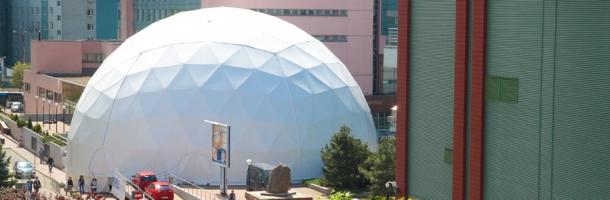 W samym centrum Szczecina stanął namiot sferyczny F700 firmy Freedomes