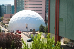 W samym centrum Szczecina stanął namiot sferyczny F700 firmy Freedomes