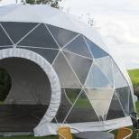 Nowoczesna struktura sferyczna na polu golfowym Binowo Park Golf Club