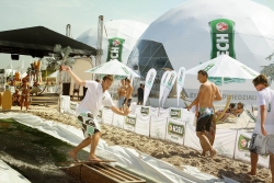 Strefa Zimnego Lecha - namioty sferyczne i strefa rozrywki na plaży