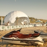 Namiot sferyczny na plaży, cykl imprez dla marki LECH