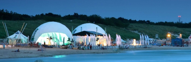Namioty sferyczne Freedomes po zachodzie słońca na nadbałtyckiej plaży