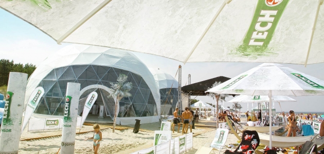 Strefa zimnego LECHa - dwa namioty kuliste Freedomes na plaży