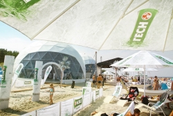 Strefa zimnego LECHa - dwa namioty kuliste Freedomes na plaży