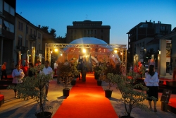 Namiot kulisty F110 w centrum placu piazza Libertà w Lissone, Włochy