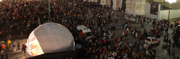 Mediolański plac Piazza del Duomo, Freedome 75