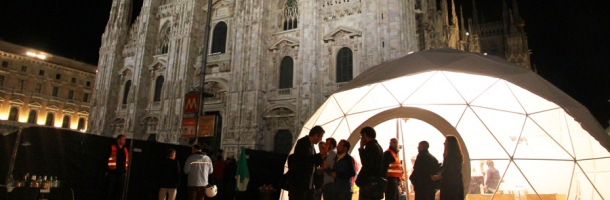 Kopuła sferyczna Freedome 75 przed mediolańską Katedrą Duomo di Milano