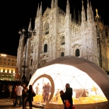 Katedra Duomo di Milano i namiot sferyczny Freedome 75 - Mediolan, Włochy